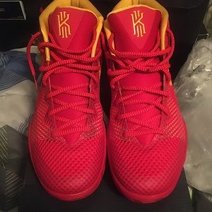 Kyrie 1 “Kelly Leaker” customized. Worn once.